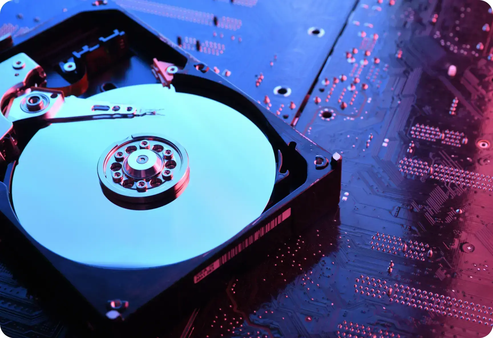 Offene Festplatte auf Mainboard, Datenspeicher und Computer-Hardware Nahaufnahme